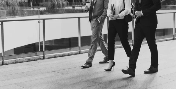 Mensen uit het bedrijfsleven lopen in de straat — Stockfoto