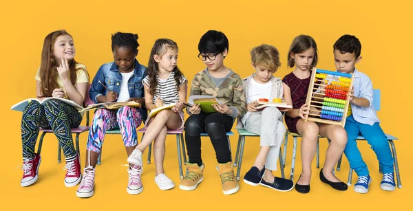 Diversity-Kinder studieren — Stockfoto