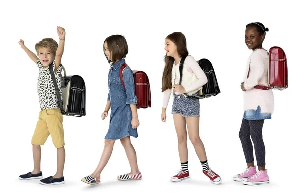 Diversidade crianças caminhando para a escola — Fotografia de Stock