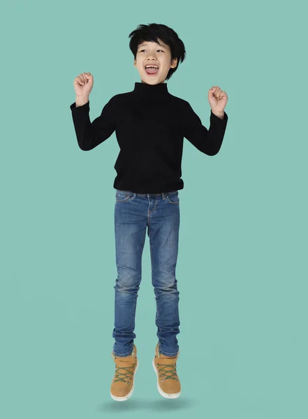 Wesoły chłopiec azjatyckich, skoki — Zdjęcie stockowe