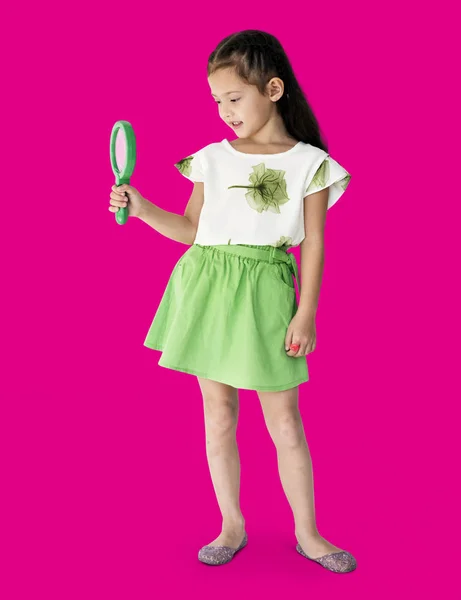 Menina segurando lupa verde — Fotografia de Stock