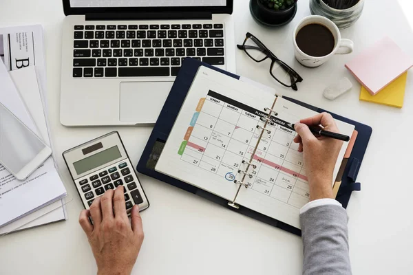 Persona de negocios escribiendo en el diario — Foto de Stock