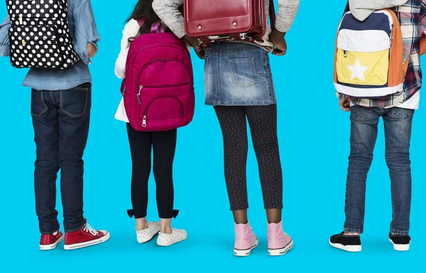 Dzieci w wieku szkolnym noszenie plecaków — Zdjęcie stockowe