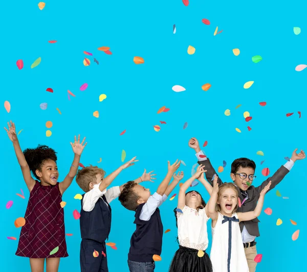 Barn firar med konfetti — Stockfoto