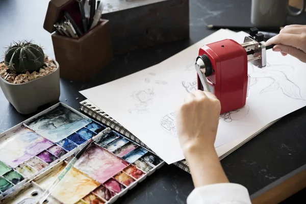 Vrouw met behulp van potlood slijpen — Stockfoto