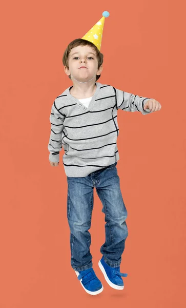 Menino vestindo chapéu de festa — Fotografia de Stock