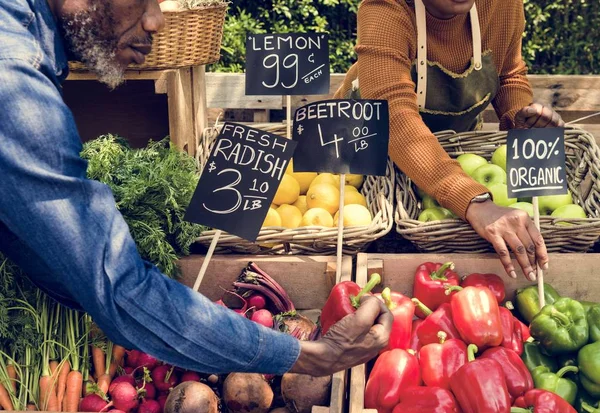 Propietarios de la tienda ecológica de comestibles frescos — Foto de Stock