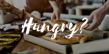 moda tasarımcıları pizza dilimleri kapma