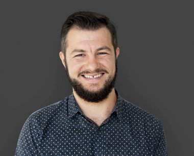 sakallı adam gülümsüyor