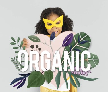 Kağıt kalpli kız.