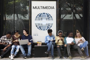 Genç öğrenciler afişini siting 