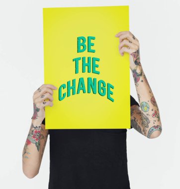 Dövmeli kişi holding afiş. 