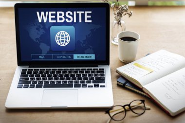 ahşap masa üstünde açılan laptop