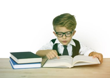 Öğrenci kitap okuma