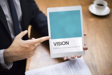 Dijital tablet ile işadamı