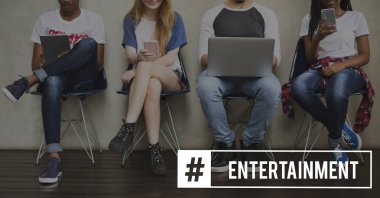 Arkadaşlar dijital cihazlar kullanarak