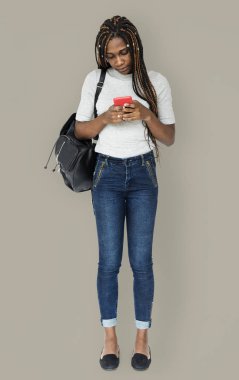 Afrikalı kadın Smartphone kullanarak