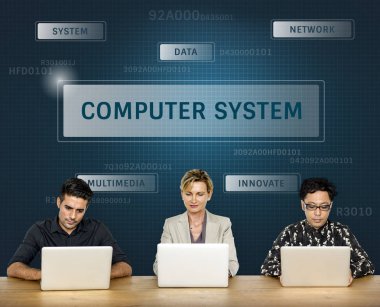 Dizüstü bilgisayar kullanan insanlar