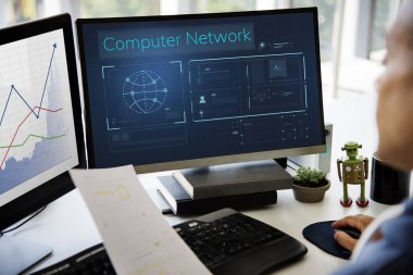 bilgisayarda çalışan adam