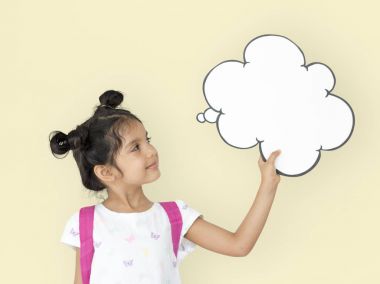 Küçük kız konuşma balonu holding