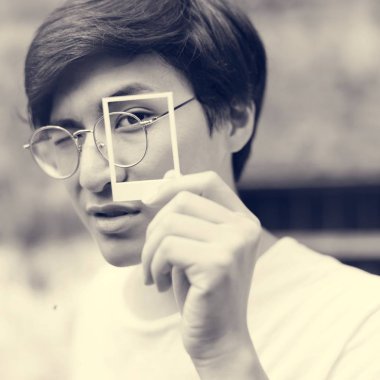 Asyalı çocuk fotoğraf çerçevesi holding