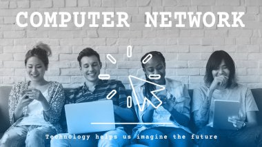 dizüstü bilgisayar ile kanepede oturan öğrenciler