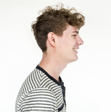 Genç adam gülümsüyor 