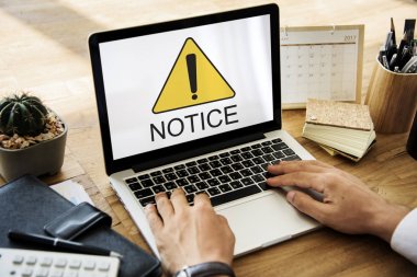 dizüstü bilgisayarda çalışan insan  