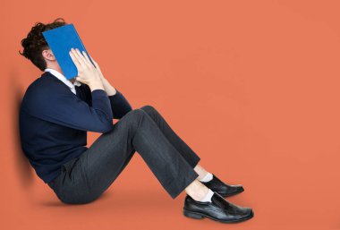 Kitap ile vurguladı adam