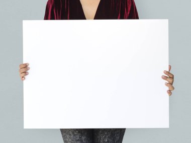 Boş bayrak tutan kadın