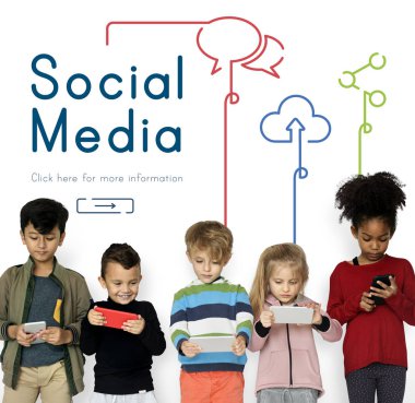 Çocuk akıllı telefonlar kullanarak