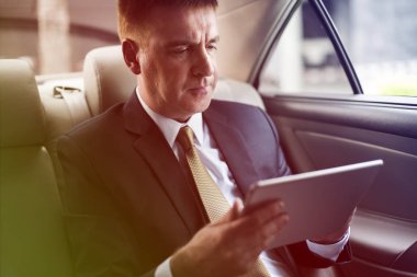 Dijital tablet kullanan işadamı