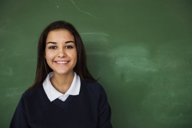 Üniformalı genç öğrenci 