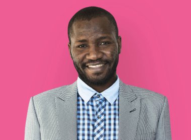 Gülümseyen Afrikalı Amerikalı adam