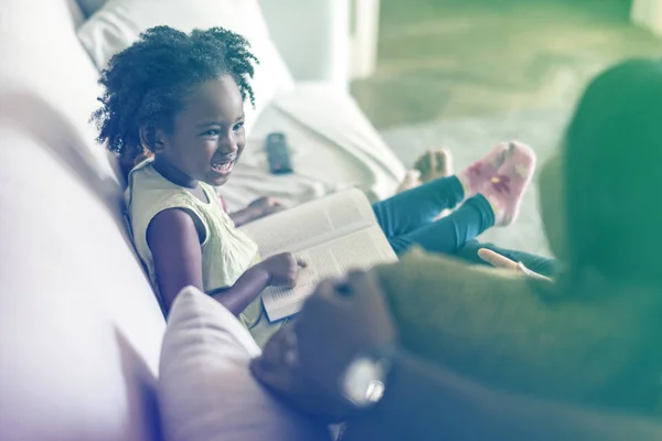 Niña leyendo libro — Foto de Stock