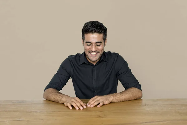 Gülümseyen adam masada oturan — Stok fotoğraf