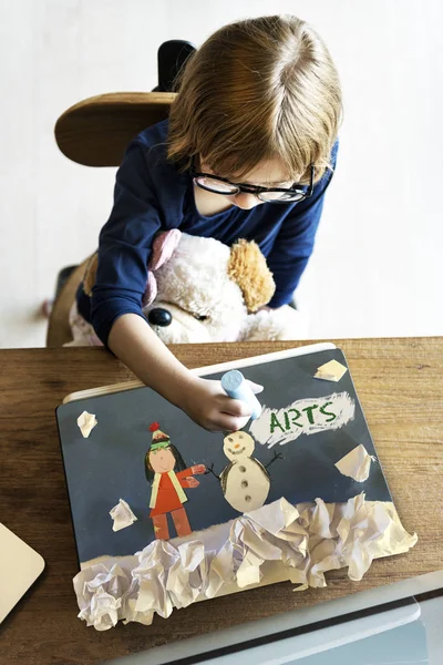 Dívka, kreslení křídou na tabuli — Stock fotografie