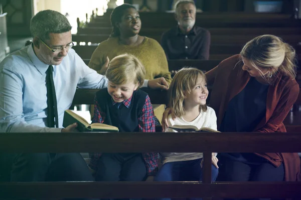 Rodina sedí v kostele — Stock fotografie