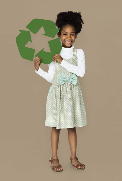Dziewczynka gospodarstwa znak recyklingu — Zdjęcie stockowe
