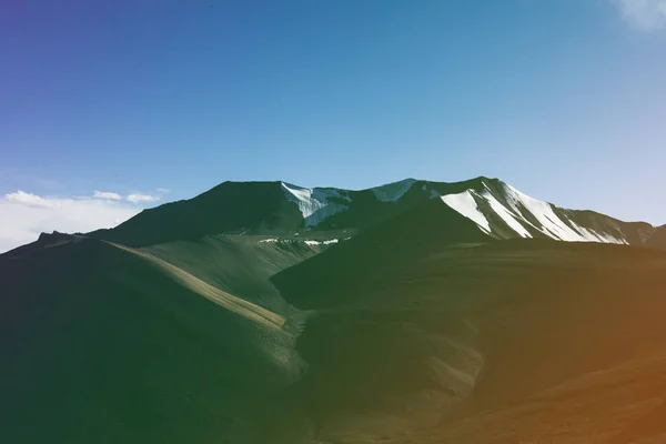 Montañas con nieve y cielo azul —  Fotos de Stock