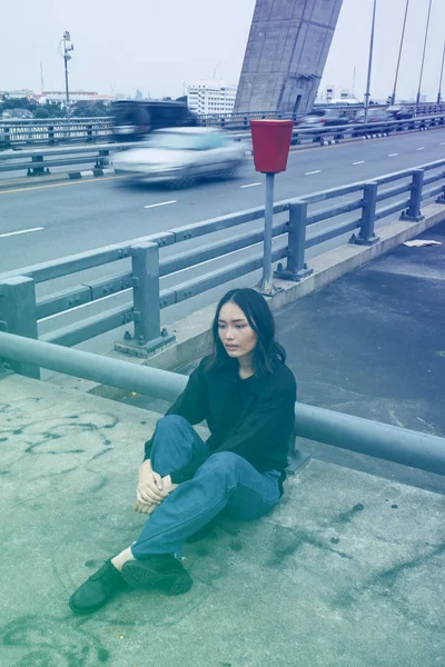 Asiática chica posando en puente — Foto de Stock