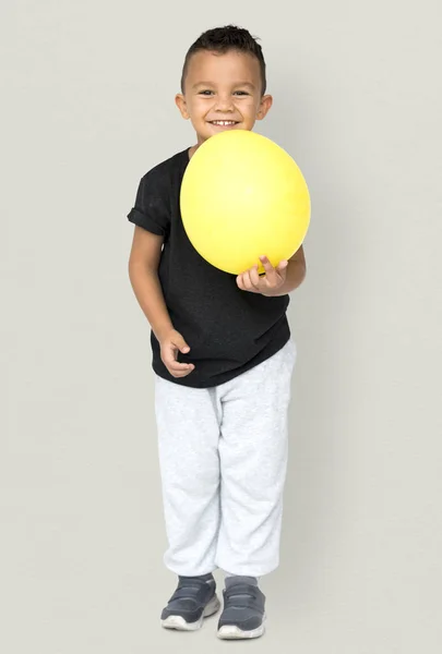 Μικρό αγόρι με κίτρινο μπαλόνι — Φωτογραφία Αρχείου