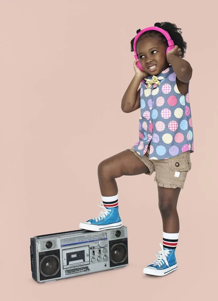 Menina africana ouvir música em fones de ouvido — Fotografia de Stock