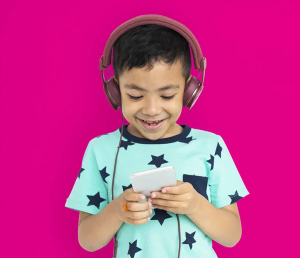 Хлопчик прослуховування музики — стокове фото