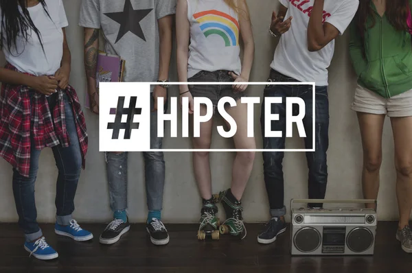 Amici hipster in piedi insieme — Foto Stock