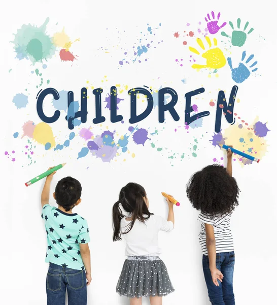 Дети рисуют на стене — стоковое фото