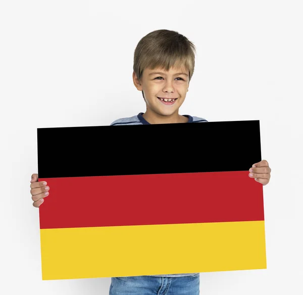 Хлопчик тримає плакат — стокове фото