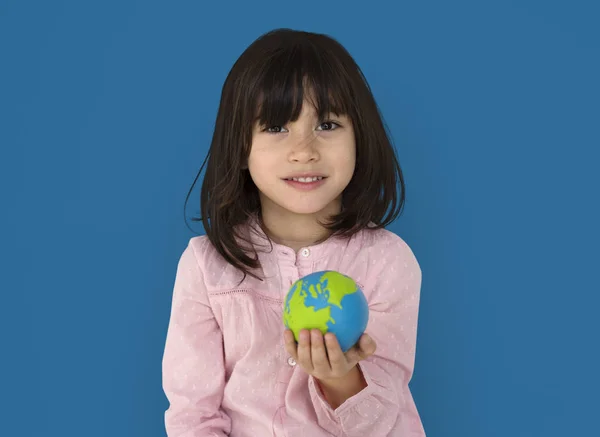 Девушка держит глобус — стоковое фото