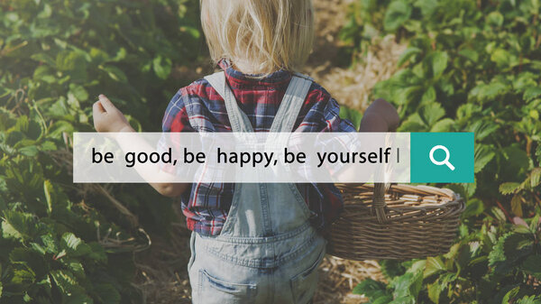 маленький блондин, гуляющий в поле
