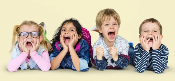 Adorables niños sentados en el suelo —  Fotos de Stock